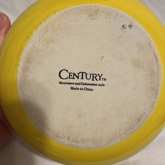 Yellow bowl with a handle. - Picture 3 of 5